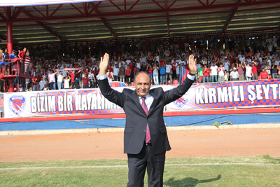 Taraftarı arkasına aldı Taraftarı arkasına aldı